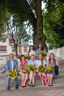 verabschiedete lehrkräfte hinten v.lks. marie le carpentier, davina leidich, vorne v. lks. ingo klein, ursel brandt sandkühler, sebnem kizilay, anne wenderoth, inka toalster